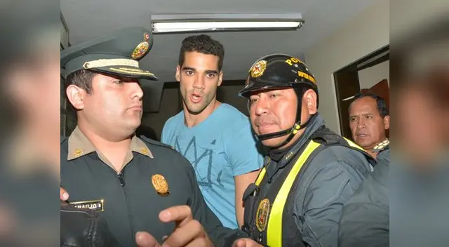 Guty Carrera dentro de la comisaria conducido por la policía.