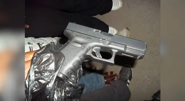 Bala perdida de dos policias ebrios lo matan.