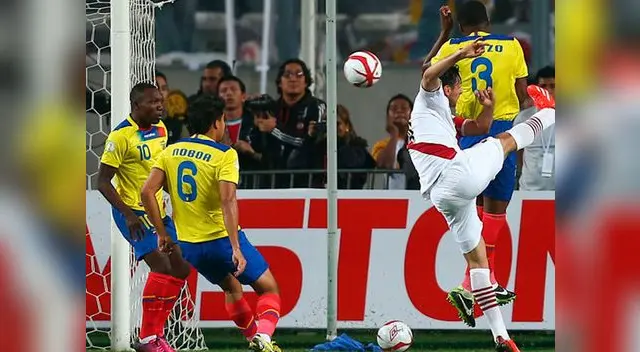 Histórico. Momento en que Claudio Pizarro anota de media vuelta. El tiro fue casi a ciegas.