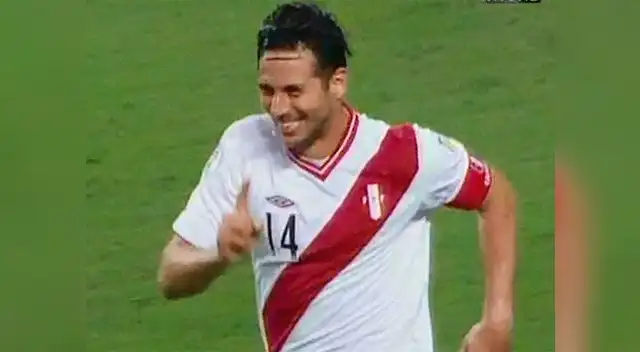 Claudio Pizarro anotó el primer gol ante Ecuador.