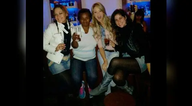 Sheyla Rojas sale a divertirse con amigas.