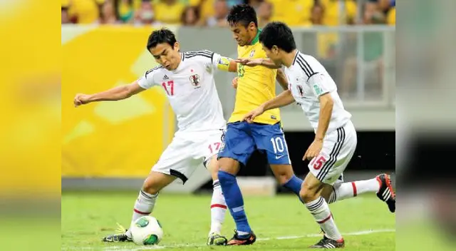 Neymar, la nueva joya del Barcelona, fue el autor de un gol y dolor de cabeza para los nipones Hasabe y Kono.