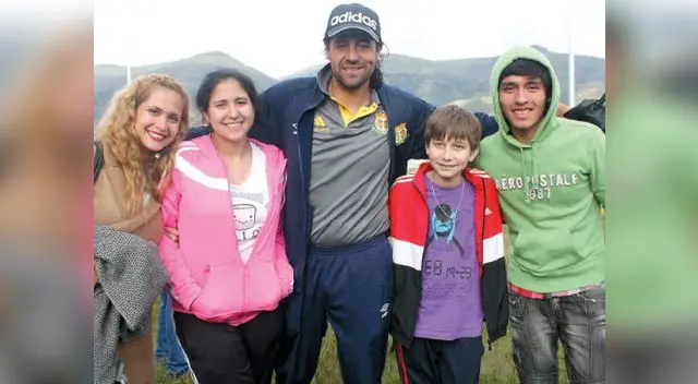 Junto a su esposa, sus hijos Vanina y Valentino y completa la postal el futuro yerno.