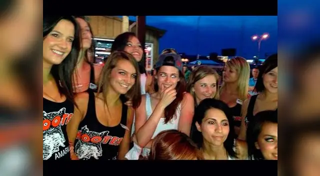 Kristen Stewart se tomó foto con chicas Hooters.