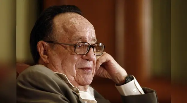 Chespirito no puede caminar mucho. Las fuerzas lo abandonan.