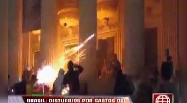 Ciudades de Brasil se levanton en protesta por excesivos gastos en eventos deportivos.