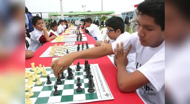 Daysi y Jorge en un inmenso tablero y con dos fichas de ajedrez, el deporte que es su pasión.