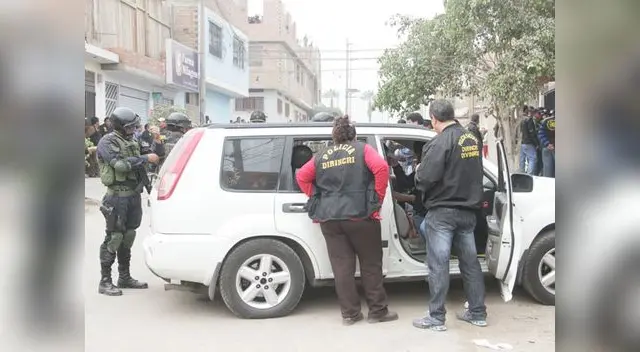 Este es el auto en la que se transportaban los criminales. Este es el auto en la que se transportaban los criminales.