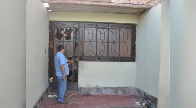 La puerta rota de una casa contigua por donde entraron los policías. La puerta rota de una casa contigua por donde entraron los policías.