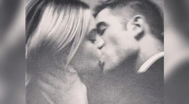 Robert Pattinson besa a una rubia en nueva campaña de Dior Robert Pattinson besa a una rubia en nueva campaña de Dior