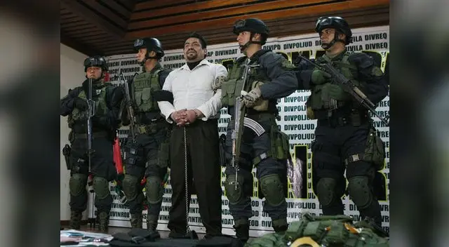 El ex “destructor” aparece esposado y cabizbajo, solo minutos después de ser recapturado en una casa en comas. Al costado, la carta que escribió.