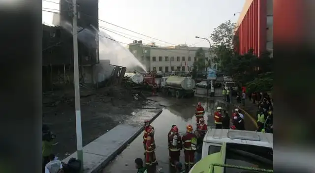 Una vela habría generado incendio, que dejó en la calle a humildes familias. Una vela habría generado incendio, que dejó en la calle a humildes familias.