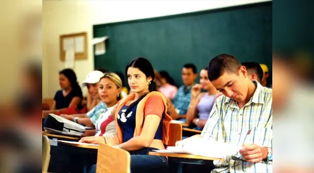 Ley Universitaria no incluiría a estudiantes de los últimos ciclos, asegura congresista