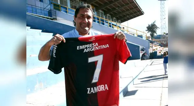 Posa muy orgulloso con la camiseta del Ñuls y celebró con parrillada.