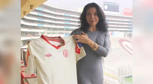 Tiene la camiseta bien puesta.