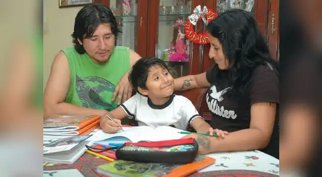 Los padres deben premiar los logros de sus hijos con un abrazo, un beso o palabras como lo hiciste bien. Los niños valoran mucho estas acciones. Los padres deben premiar los logros de sus hijos con un abrazo, un beso o palabras como lo hiciste bien. Los niños valoran mucho estas acciones.