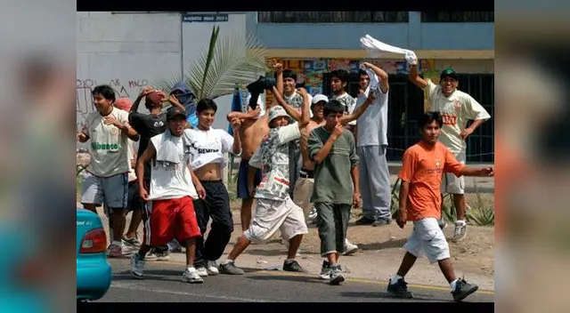Hinchas de Universitario y Alianza se enfrentaron a balazos.