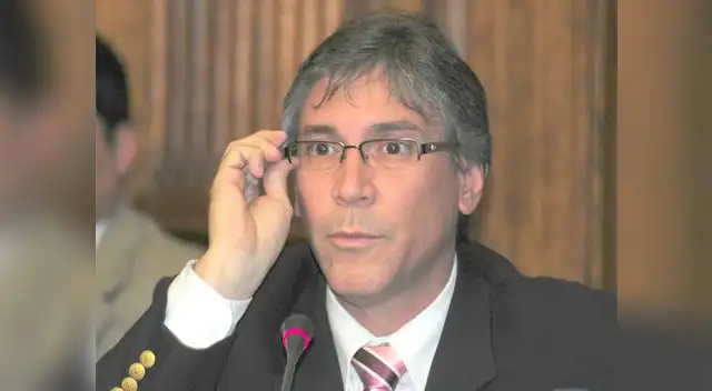 Ajusta. Está bajo investigación por la conmutación de penas.