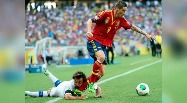 Veterano Pirlo queda en el suelo tras amague del joven Torres.