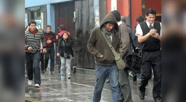 Persistente llovizna y mucho frío obligó a limeños a abrigarse. Persistente llovizna y mucho frío obligó a limeños a abrigarse.