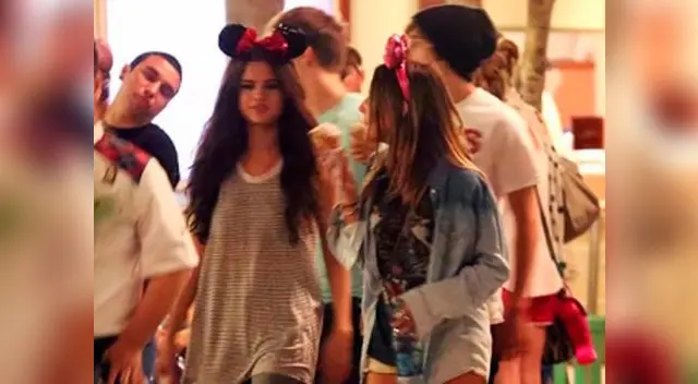 Selena Gomez paseó con Austin Mahome en Disneylandia.