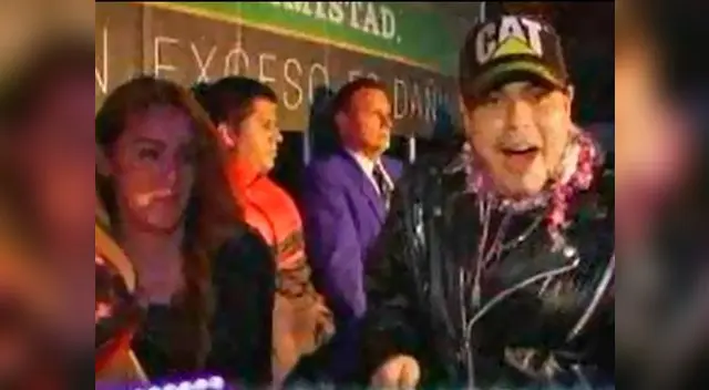 Andy V junto a Lourdes Sacín reportera de Frecuencia Latina juntos en un evento.