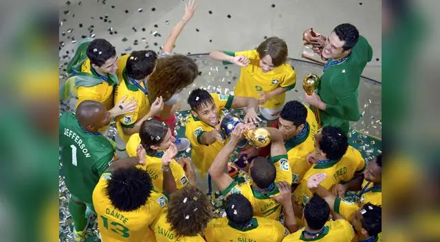 Las manos de Neymar y sus compañeros tocan el hielo y el trofeo de la Copa Confederaciones. El equipo verde y amarillo lo hizo recordar a los mejores de su historia.