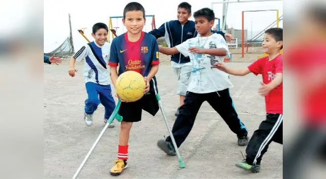 Koki, el niño discapacitado que conoció a Lionel Messi. Koki, el niño discapacitado que conoció a Lionel Messi.