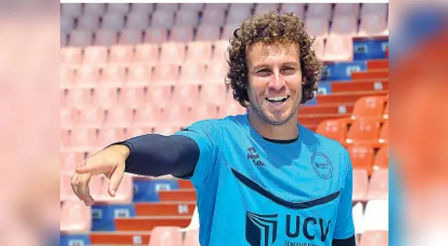 Salomóm Libman le recuerda a Roberto Ovelar una apuesta.