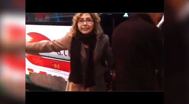 Mujer golpea brutalmente a joven por no darle asiento en custer.