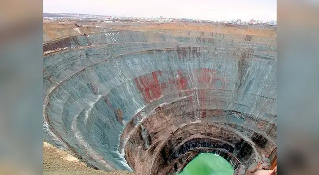 Fotos: Conoce los 8 agujeros más profundos de la Tierra.