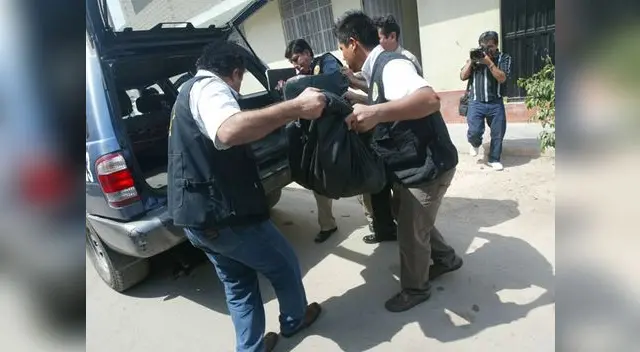 La policía traslada los cuerpos a la morgue, ante el dolor de la familia.