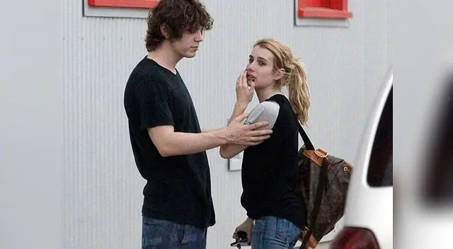 Emma Roberts llora desconsolada junto a su novio. Emma Roberts llora desconsolada junto a su novio.