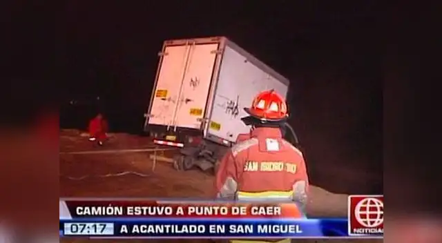 Camión es restado de caer en acantilado. Camión es restado de caer en acantilado.