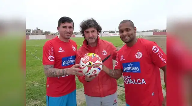 El entrenador español y sus nuevos pupilos que espera la rompan.