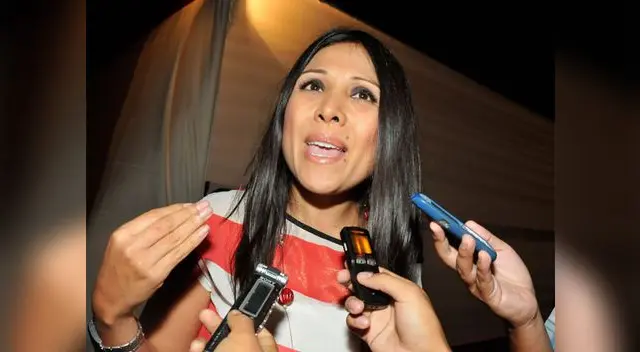 Felicita a Mariella por su romance.