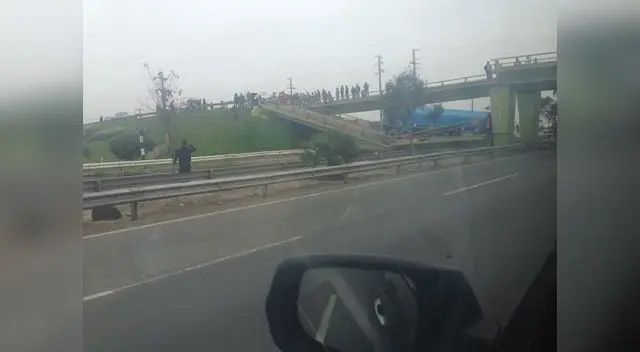 Pueden San Pedro de Lurín colapsó tras paso de camión cisterna.