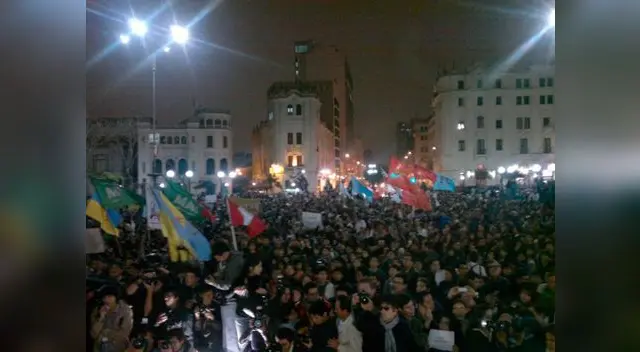 #Tomacalle: Indignados marcha hacia el Congreso. #Tomacalle: Indignados marcha hacia el Congreso.