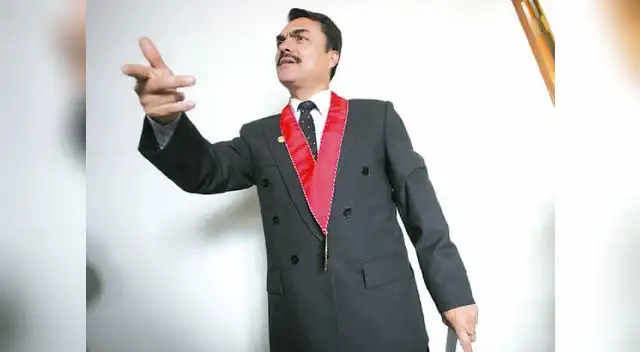 Reclama que no se le hizo examen. 