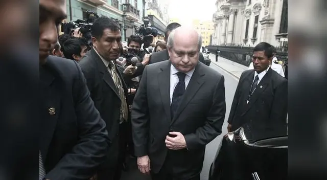 Critican a Pedro Cateriano por no saludar a ministras. Critican a Pedro Cateriano por no saludar a ministras.