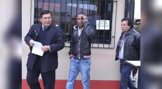 El boxeador CarLos zambrano y su abogado al momento de abandonar el local del ministerio público.