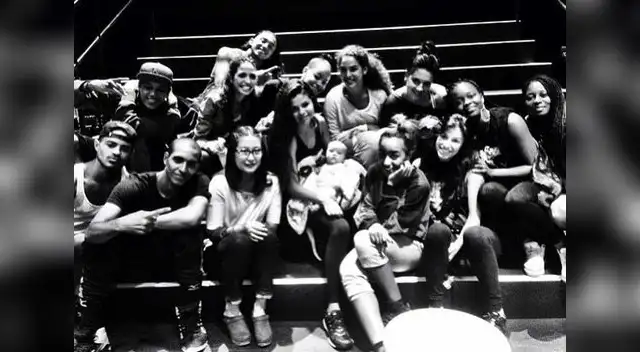 Selena Gomez celebra con su hermana menor su éxito en ventas.