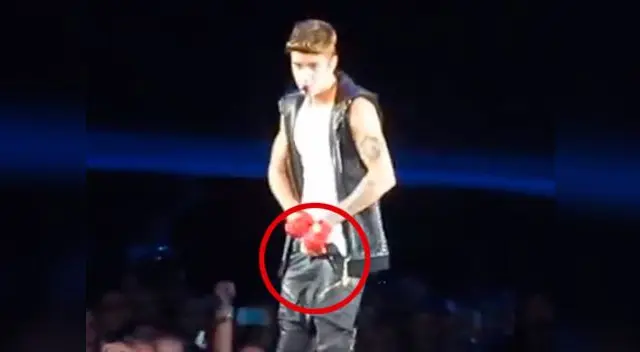 Justin Bieber mete celular de fan dentro de sus pantalones.