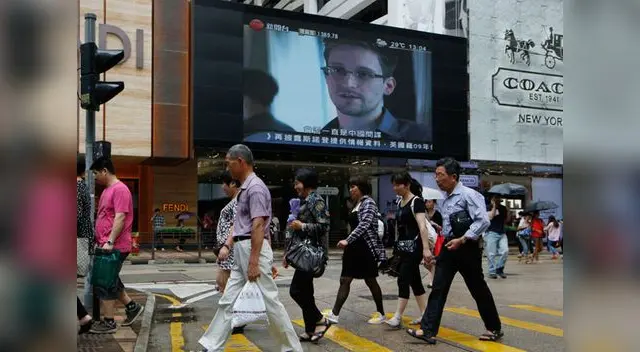 Edward Snowden recibe asilo en Rusia por un año.
