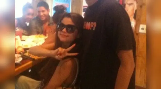 Selena Gomez celebró exito de Stars Dance en Hooters.