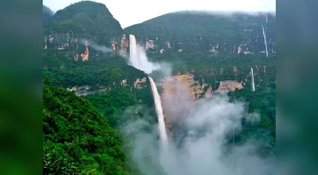 La catarata en meses de lluvia (diciembre a marzo) muestra una caída  maravillosa que se puede escuchar a lo lejos. 