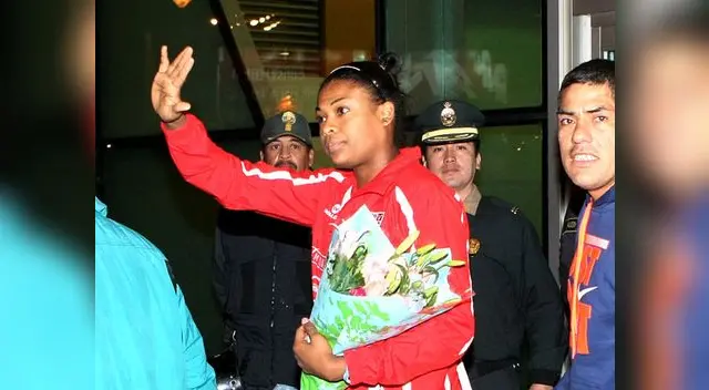 Ángela Leyva emocionada con la hinchada.