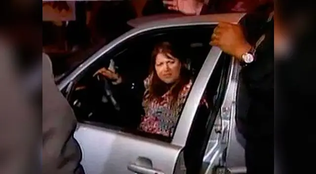 Mujer muestra sus partes íntimas en la calle.