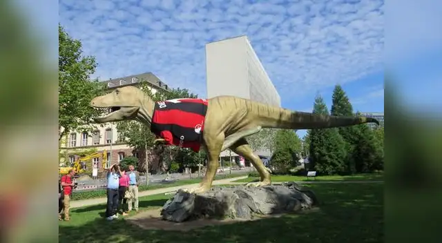 Equipo del Carlos Zambrano se motiva con un dinosaurio. Equipo del Carlos Zambrano se motiva con un dinosaurio.