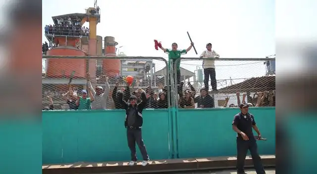 Obreros de Pucalá enfrentan a la policía y hay tres heridos.